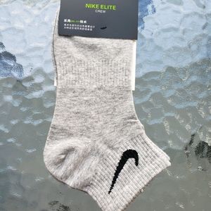 Solid Color Nike Elite Crew Socks Dry-Fit
